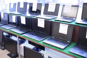 Huolletut läppärit rivissä